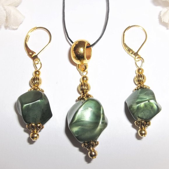 Green & Gold Handmade Beaded Earring & Necklace Set Fashion Accessory GIft 6886 - Picture 1 of 9